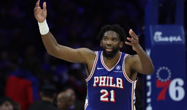 乐鱼体育-铁麻了！恩比德半场10中1&amp;三分4中0仅拿4分7板3助3帽