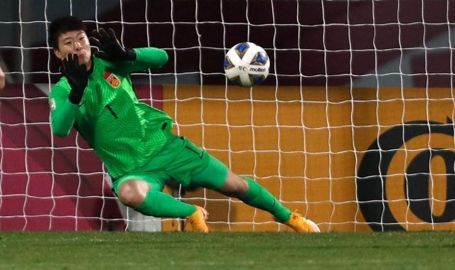 乐鱼体育平台-新门神出世！朱钰两扑点球高红附体 闷杀日本队长