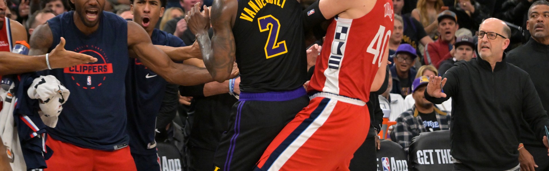 乐鱼体育官网-机器人都急了！范德彪&amp;祖巴茨冲突时 情绪稳定的小卡难得面目狰狞